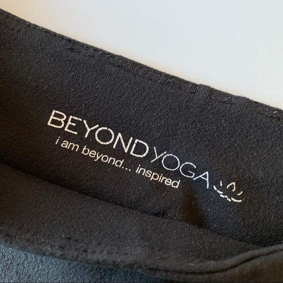 ♡ Beyond Yoga Capri Leggings - Picture 7 of 7